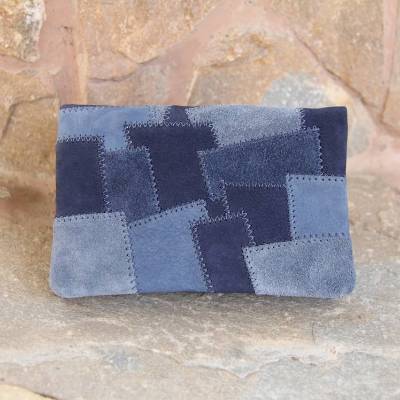 Patchwork Tabaktasche aus weichem Nubuk- und Veloursleder in verschiedenen Blautönen
