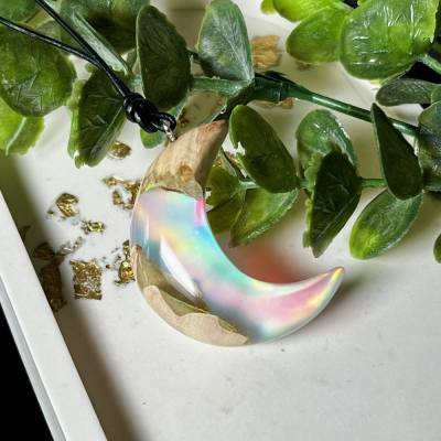 Mondlicht-Magie – Schimmernder Anhänger aus Maserholz & Opalharz