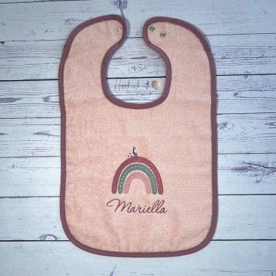 Baby Lätzchen mit Marienkäfer auf Regenbogen und Namen bestickt I Babylätzchen personalisiert I Spucktuch mit Wunschname