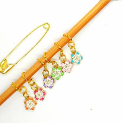Maschenmarkierer Frühlingsblüten 6er Set mit Stilllege Nadel – Bunte Strickhilfe aus Metall & Emaille