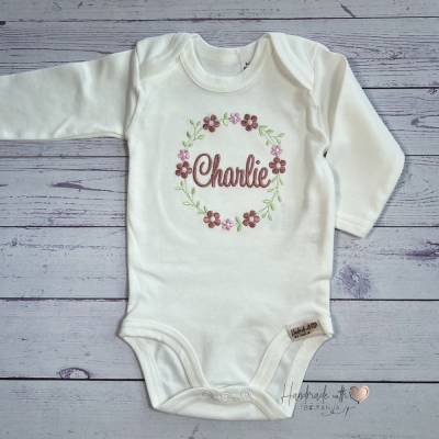 Baby Body mit Namen im Blumenkranz bestickt I Babybody personalisiert I Taufgeschenk Mädchen I Babygeschenk zur Geburt