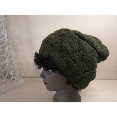 Handgestrickte Damen-Mütze mit Ajourmuster in Moosgrün | Weicher Beanie aus Schurwolle, Alpaka & Polyacryl