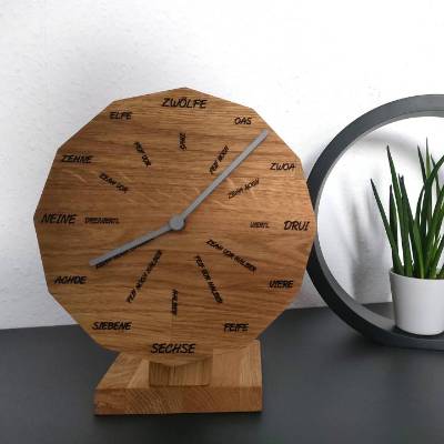 schwäbische Uhr aus Eichenholz mit Standfuß, 20 cm