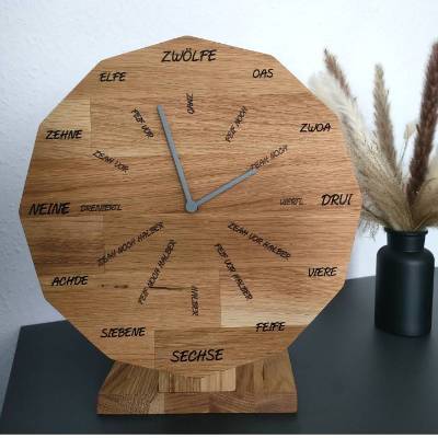 schwäbische Uhr aus Eichenholz mit Standfuß, 30 cm