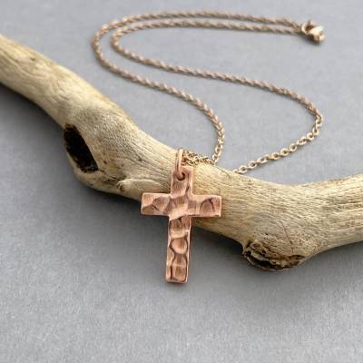 Kreuz Anhänger aus Kupfer – Handgefertigter Kreuzanhänger mit Hammerschlag-Optik mit Edelstahlkette