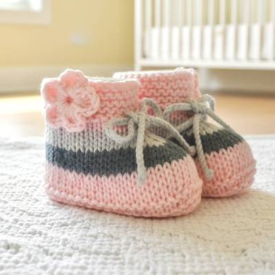 Babyschuhe rose grau – Strickschuhe Baby 3-6 Monate Softwolle Geschenk Geburt, Softwolle, Blume