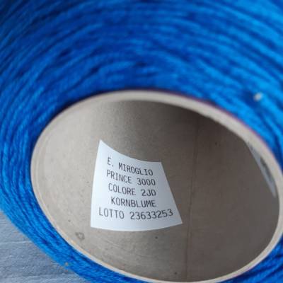 aus Italien:  Hand- und Maschinen-Strickgarn Nm 3, Merino extrafein, "Kornblume", € 89,90/kg