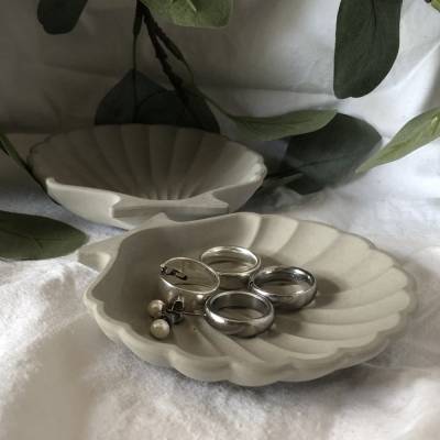 Hübsche Dekoschale in Muschelform - Aufbewahrung für Schmuck aus Beton grau 10 cm