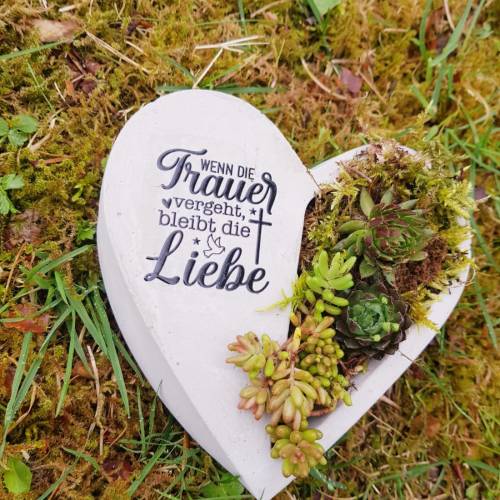 Bepflanztes Herz aus Beton mit Schriftzug Grabschmuck Trauer Grabgesteck Grabherz Personalisierbar