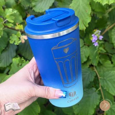 Thermobecher Kaffeeliebe – 500 ml, blau, mit humorvoller Gravur