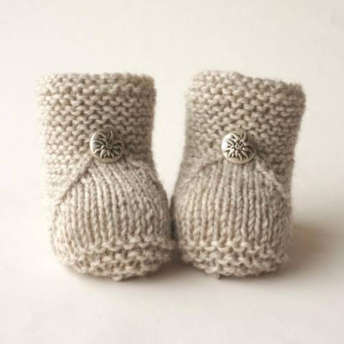 Babyschuhe gestrickt aus Wolle –Strickschuhe in Grau-Braun mit Edelweiß Trachtenknopf – Geschenk zur Geburt - Naturgarn, Trachtenschuhe