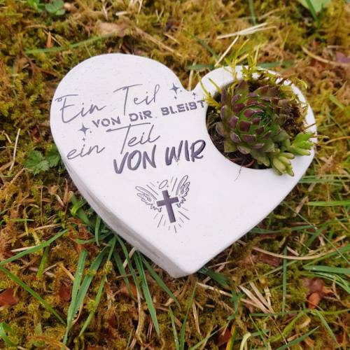 Bepflanztes Herz aus Beton mit Schriftzug Grabschmuck Trauer Grabgesteck Grabherz