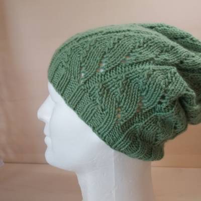 Ajourmütze aus 100% Falklandwolle, grün – handgestrickte Beanie