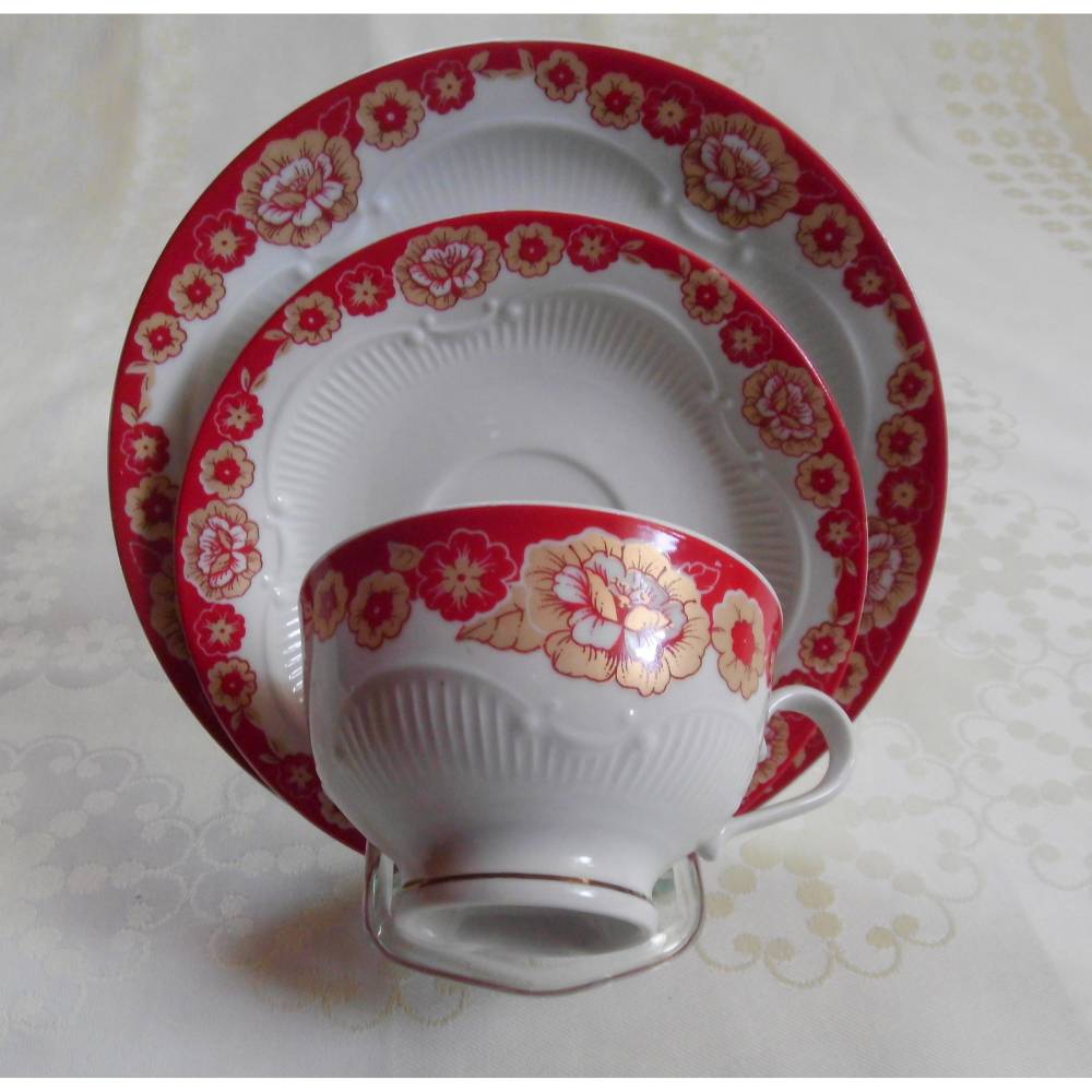 Sehr schöne Sammeltasse aus weißem Porzellan mit Blumenmotiv in rot und beige