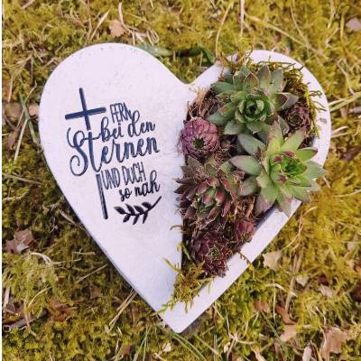 Bepflanztes Herz aus Beton mit Schriftzug Grabschmuck Trauer Grabgesteck Grabherz Personalisierbar
