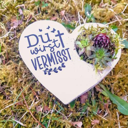 Bepflanztes Herz aus Beton mit Schriftzug Grabschmuck Trauer Grabgesteck Grabherz