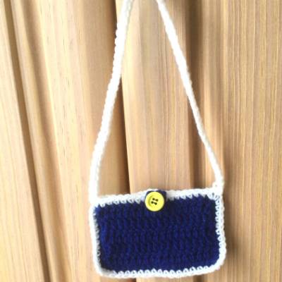 Puppentäschchen in Blau-Weiß mit gelbem Knopf handgehäkelt von Hobbyhaus