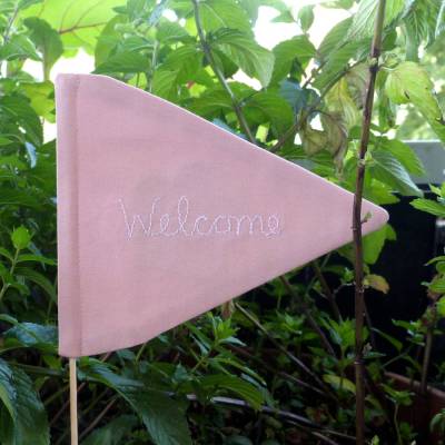 Pflanzenstecker Wimpel "Welcome" aus Biobaumwolle in 16 Farben, Handarbeit 