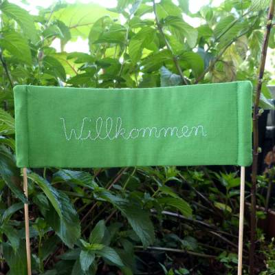 Pflanzenstecker Banner "Willkommen" aus Biobaumwolle in 16 Farben, Handarbeit 