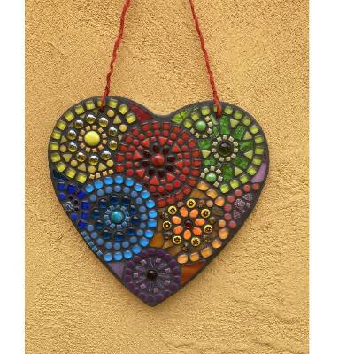 Großes buntes Mosaikherz auf Schieferplatte, frostfest