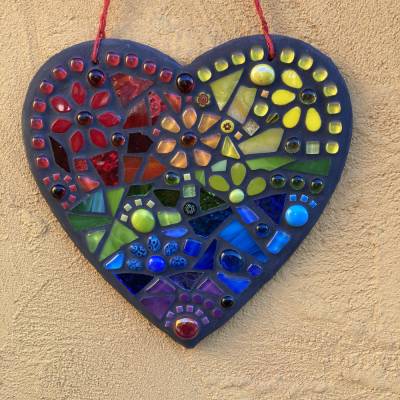 Großes Mosaikherz, Herz in Regenbogenfarben auf Schieferplatte, frostfest