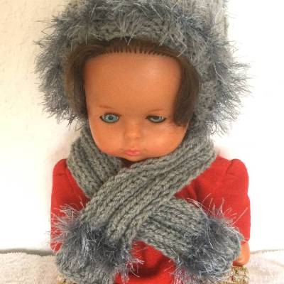 Puppenmütze und Schal im Set in grau mit Fransenwolle handgestrickt von Hobbyhaus