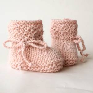 Babyschuhe gestrickt aus Alpaka Wolle - Strickschuhe Baby – Handarbeit, naturfarben – Geschenk zur Geburt, 3-6 Monate, Sohlenlänge 10 cm - Wolle, handgestrickt