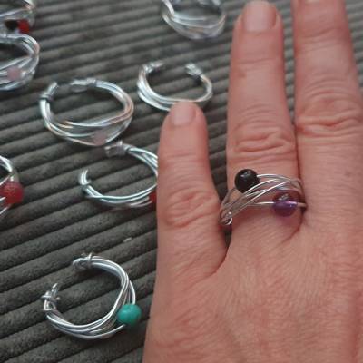 Ring,  Drahtschmuck, Aluminium mit Halbedelsteinperle