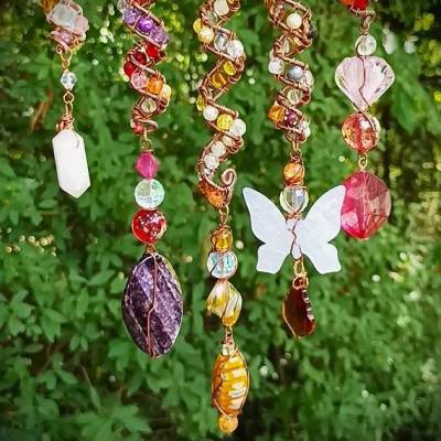 Suncatcher Spirale Rosenquarz bunt – Handgemachte Feng Shui Gartendeko & Geschenkidee