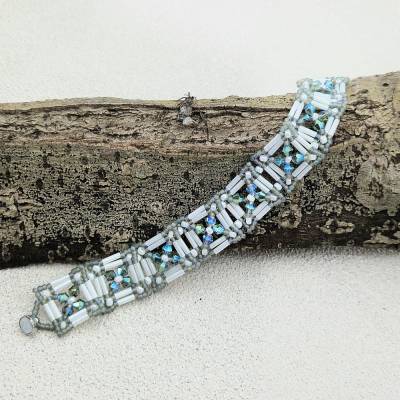 Frische Eleganz am Handgelenk: Dein handgefertigtes Glasperlen-Armband
