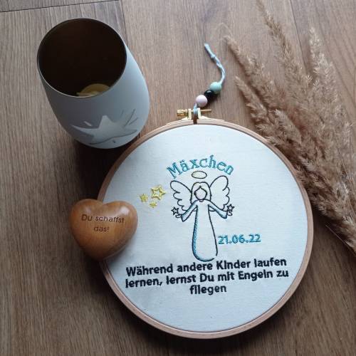 Stickrahmen-Während andere Kinder laufen lernen, lernst Du mit Engeln zu fliegen-Andenken/Erinnerung Fehlgeburt