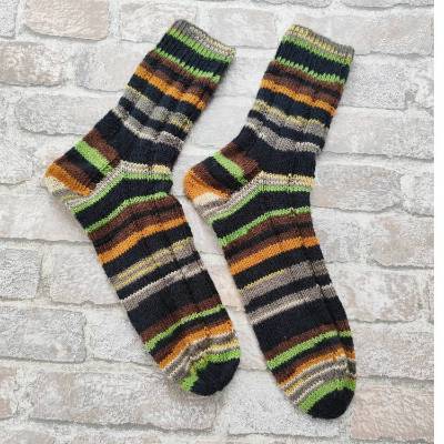 Handgestrickte Socken Größe 42/43 in Schwarz gestreift