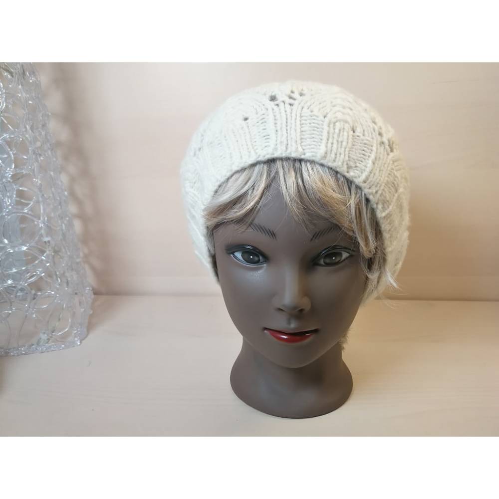 Handgestrickte Ajourmütze in Wollweiß – Leicht, Warm & Weich Bild 1