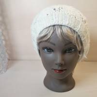 Handgestrickte Ajourmütze in Wollweiß – Leicht, Warm & Weich