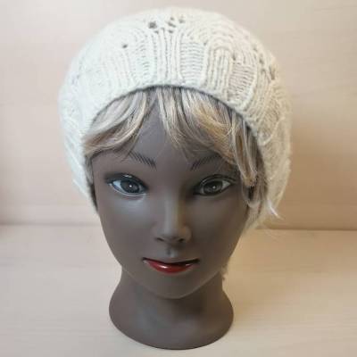 Handgestrickte Ajourmütze in Wollweiß – Leicht, Warm & Weich