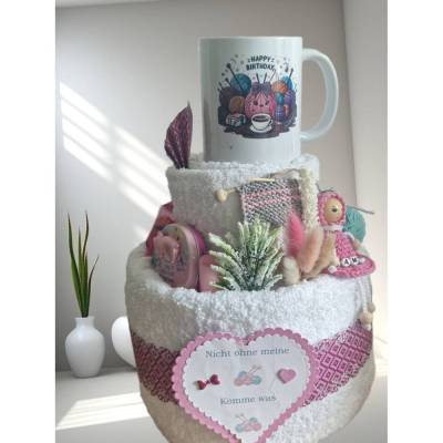 Handtuchtorte Geschenk Geburtstag personalisiert mit Tasse & Wellness – originelle Überraschung für Frauen