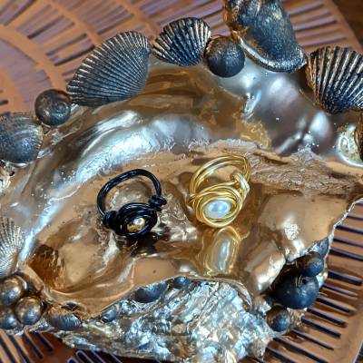 Schmuckschale maritim Ringhalter aus Austerschalen in schwarz und Gold 