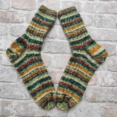 Handgestrickte Socken Größe 42/43 in verschiedenen Grüntönen