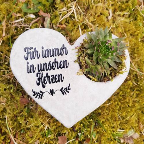 Bepflanztes Herz aus Beton mit Schriftzug Grabschmuck Trauer Grabgesteck Grabherz