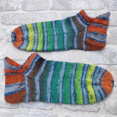 Gestrickte Sneaker Gr. 38/39 mit Seide Sommersocken mit bunten Ringel
