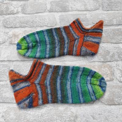 Gestrickte Sneaker Gr. 36/37 mit Seide Sommersocken mit bunten Ringel