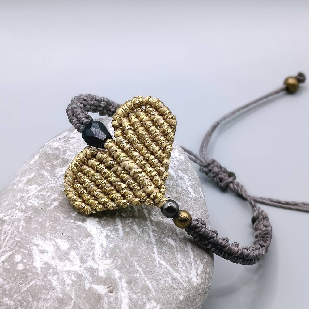 zierliches Makramee Armband mit goldfarbenem Herz und Trägerband in mauve mit Metall- und Acrylperlen Bild 1