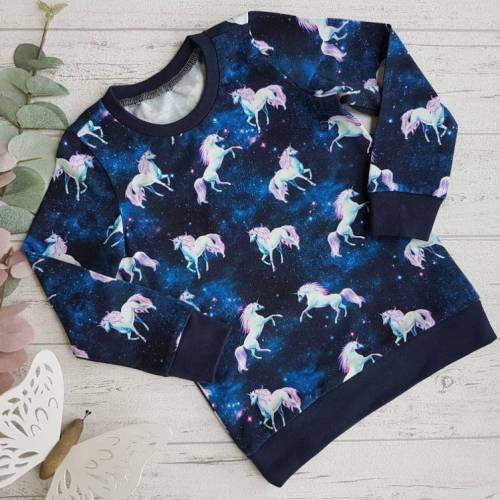 Einhornshirt für Mädchen – Dunkelblaues Jerseyshirt mit Einhörnern in Wunschgröße 74-158