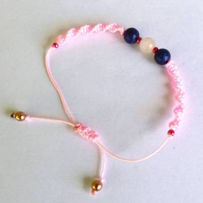 süßes rosa Makramee-Armband mit Edelsteinen, Glücksbringer mit Rosenquarz & Lapislazuli, handgemacht als Geschenk
