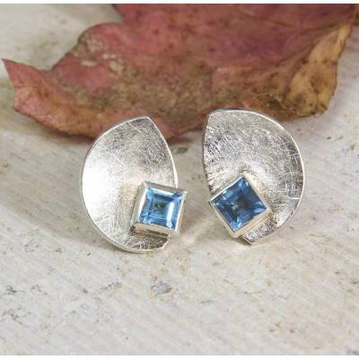 Ohrstecker "Kinfe", Silber 925 mit eisblauem Topas