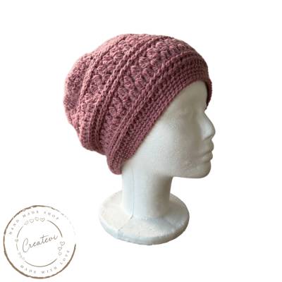 Handgemachte Beanie in Beere – Warme Häkelmütze für Herbst & Winter