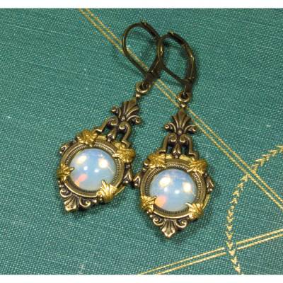 Barock Ohrringe Vintage Stil – Opalglas Cabochon, Messing, Handgemacht (1487)