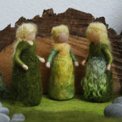 Filzfigur Frau Moosling – handgefilzte Waldorffigur für den Jahreszeitentisch