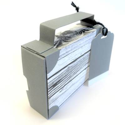 Koffer aus Karton – Handgemachte Geschenkverpackung für Urlaub, Reisegutschein oder Geldgeschenk (12x9x3,5cm)