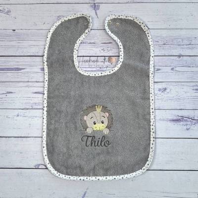Personalisiertes Babylätzchen mit Löwe & Namen bestickt – Baumwolle – Geschenk zur Geburt